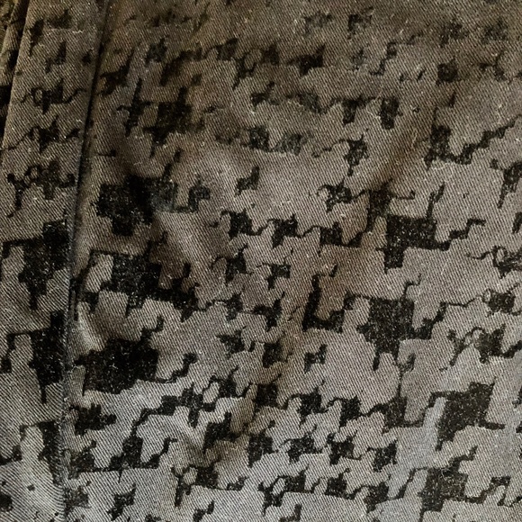 HUE M leggings with pockets w/raised velvet print - Picture 6 of 7